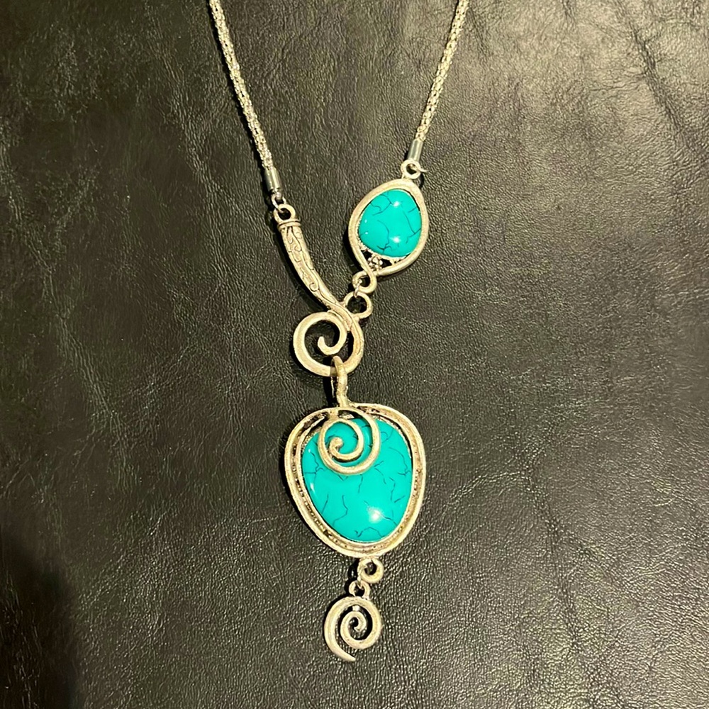 Turquoise color fashion necklace
